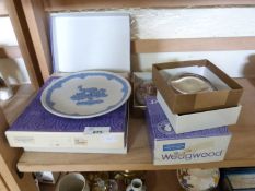Mixed Lot: Wedgwood Mother plates, paperweights etc