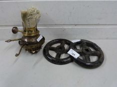 Mixed lot comprising a oil lamp burner and two vintage pipeline shut wheels