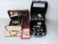 Mixed Lot: Various jewellery cases, assorted costume jewellery etc