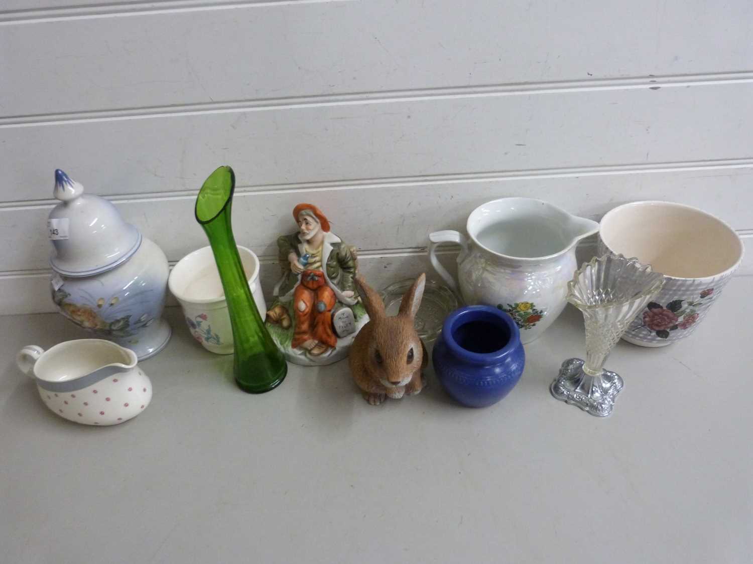 Mixed Lot: Various assorted ceramics and glass to include ornaments, jardinieres, etc