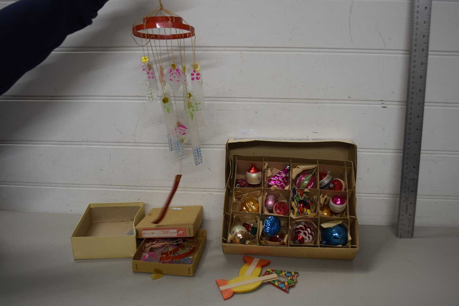 Mixed Lot: Vintage Christmas decorations and vintage wind chimes
