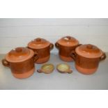 Four brown glazed kitchen pots and two further smaller dishes (6)