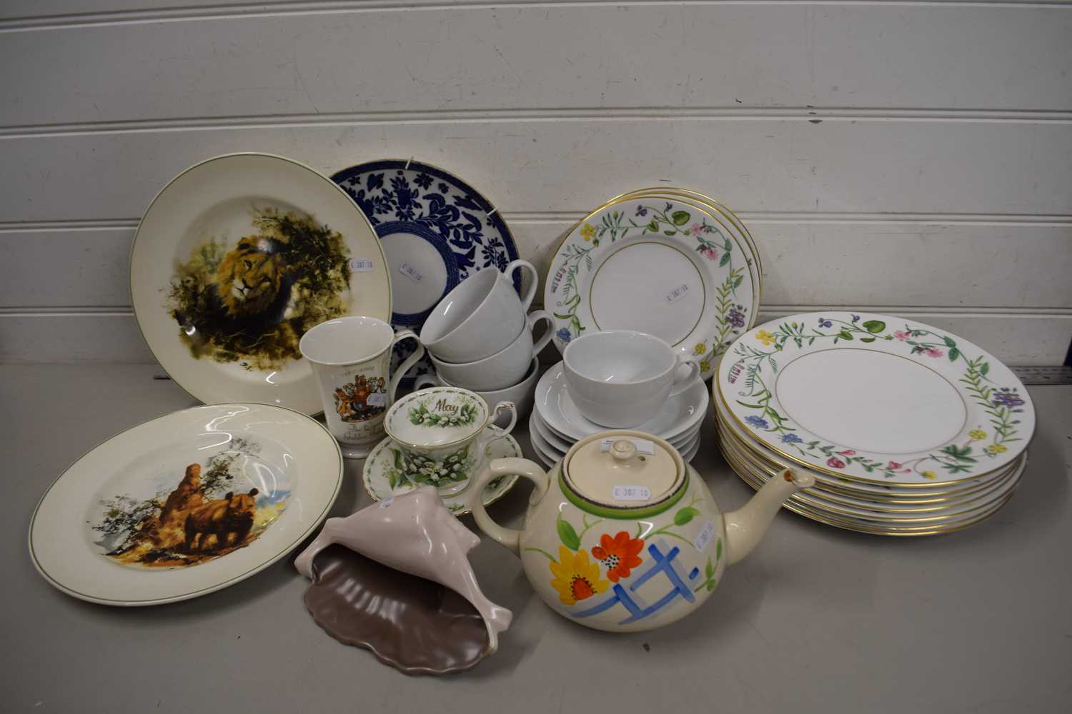 Mixed Lot: Various ceramics to include Royal Worcester, floral decorated plates, tea wares etc