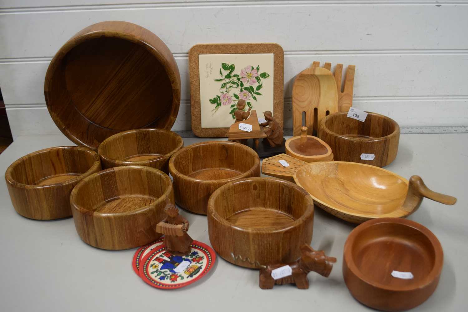 Mixed Lot: Various wooden bowls, coasters etc