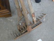 Mixed Lot: Garden rakes and hoe's