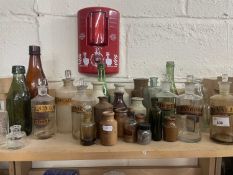 Mixed Lot: Various vintage chemists and other bottles
