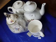 Mixed Lot: Assorted teapots etc