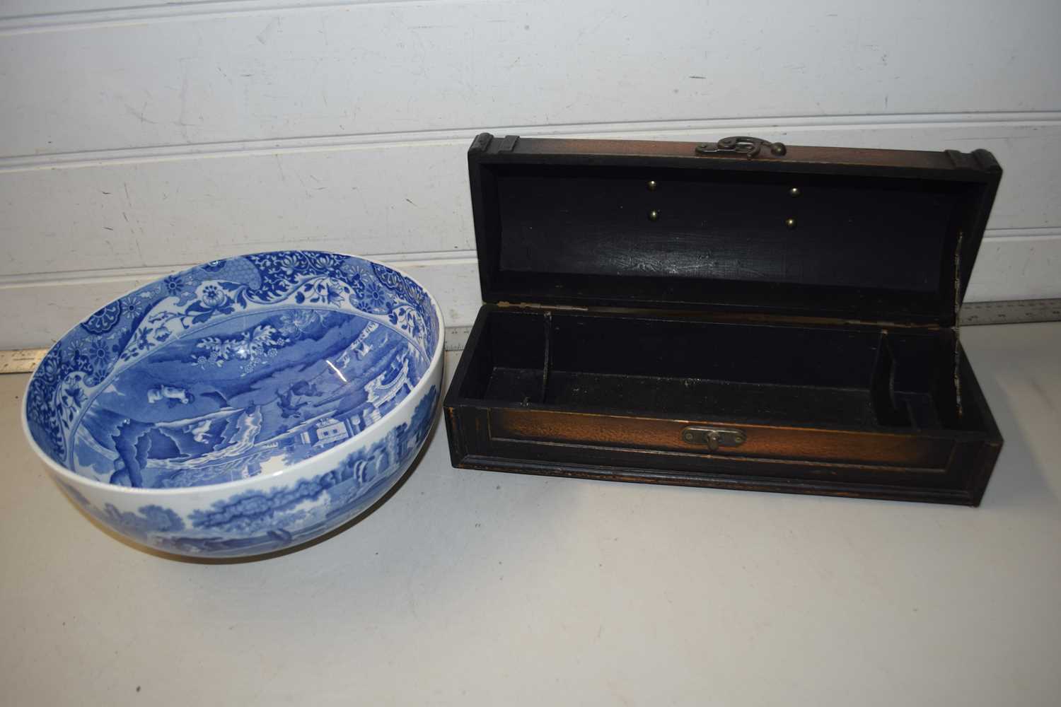 A Copeland Spode blue Italian bowl together with a small dome topped wooden box (2) - Image 2 of 2