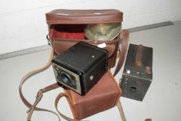 Mixed Lot: Vintage cameras, vintage flash bulb etc