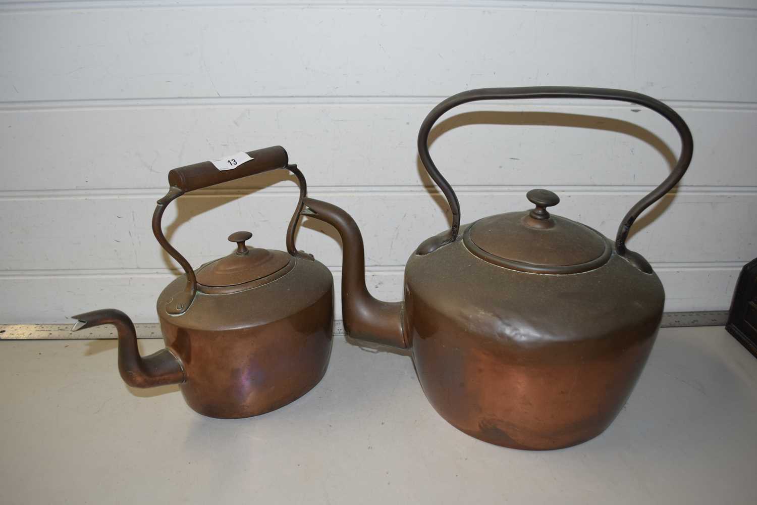 A large copper kettle and a further smaller example (2)