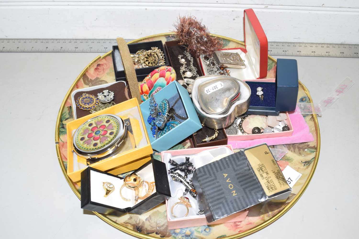 Tray of various assorted costume jewellery