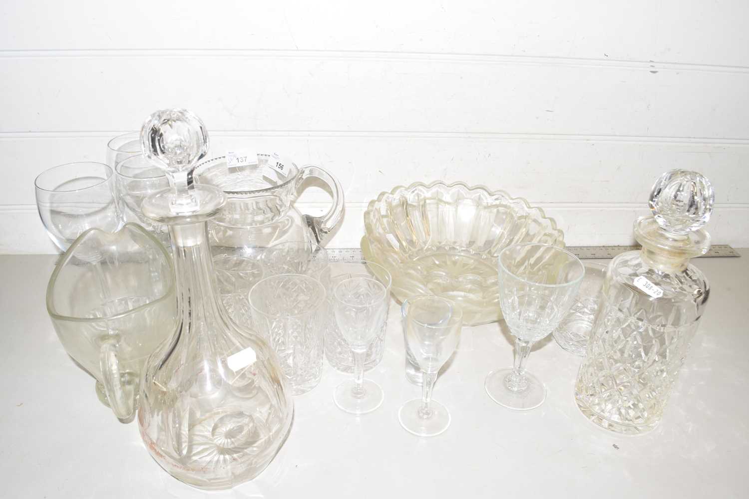 Mixed Lot: Various decanters, drinking glasses, glass bowls etc