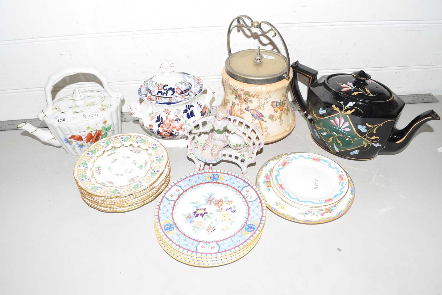 Mixed Lot: Various ceramics to include biscuit barrel, teapot, various saucers etc