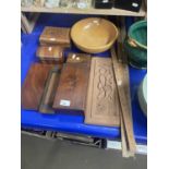 A quantity of mixed wooden items to include a turned fruit bowl, wooden box, jewellery caddy's etc