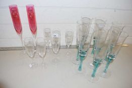 Mixed Lot: Various champagne flutes and other glasses