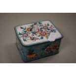 Small Chinese enamel covered box decorated with floral design, 8cm wide