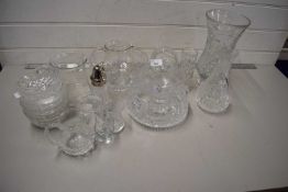 Mixed Lot: Various assorted clear glass wares to include various bowls, jugs, vases etc