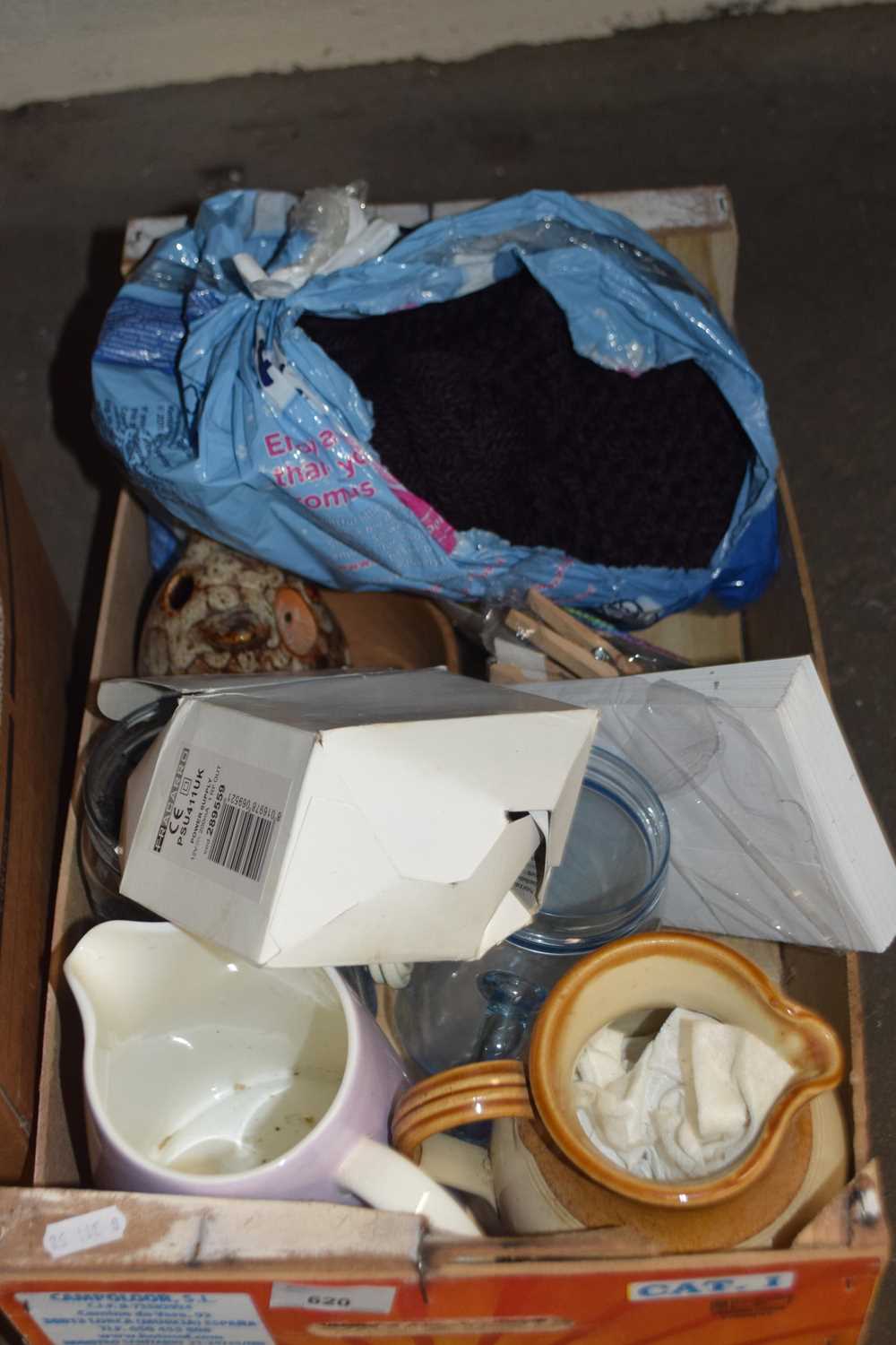 Mixed lot to include jugs, glass ware and other items