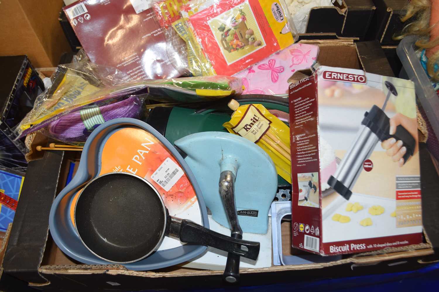 Mixed lot to include kitchen wares and other items