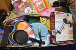 Mixed lot to include kitchen wares and other items