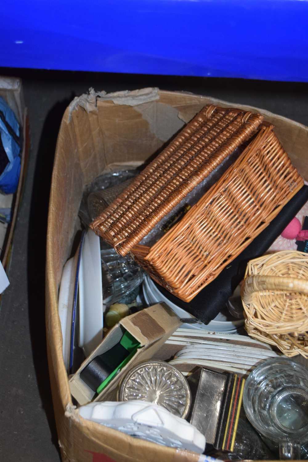 Mixed lot to include glassware, baskets, ceramics etc