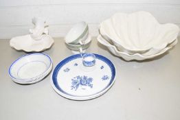 Mixed Lot: Various assorted ceramics to include large leaf formed bowls, various blue and white