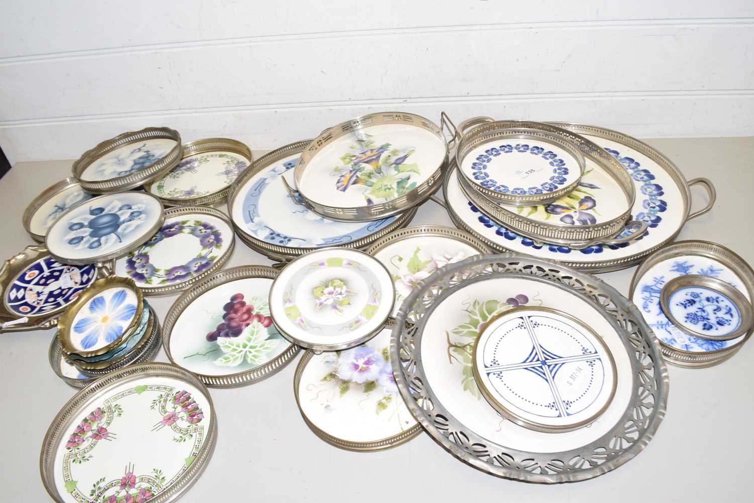 Mixed Lot: Continental porcelain and metal mounted serving trays, coasters and other similar items