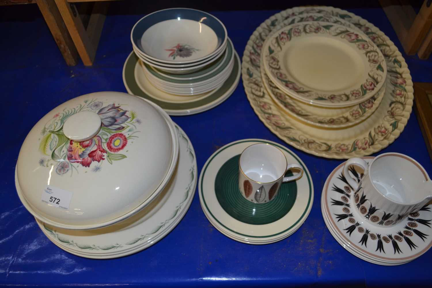 Quantity of Suzie Cooper dinner wares decorated with tulips to include a tureen, four dinner plates,