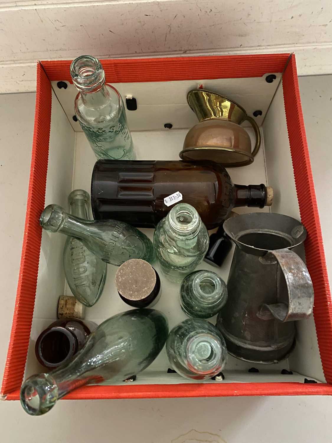 Mixed Lot: Vintage bottles, jugs etc