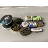 Mixed Lot: Various small novelty trinket boxes, to include a frog shaped example