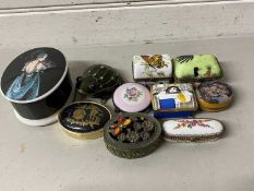 Mixed Lot: Various small novelty trinket boxes, to include a frog shaped example