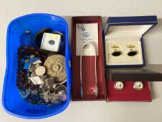 Mixed Lot: Various assorted costume jewellery and other items