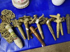 Collection of various brass barrel taps to include double ended examples, various horse brasses