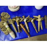 Collection of various brass barrel taps to include double ended examples, various horse brasses