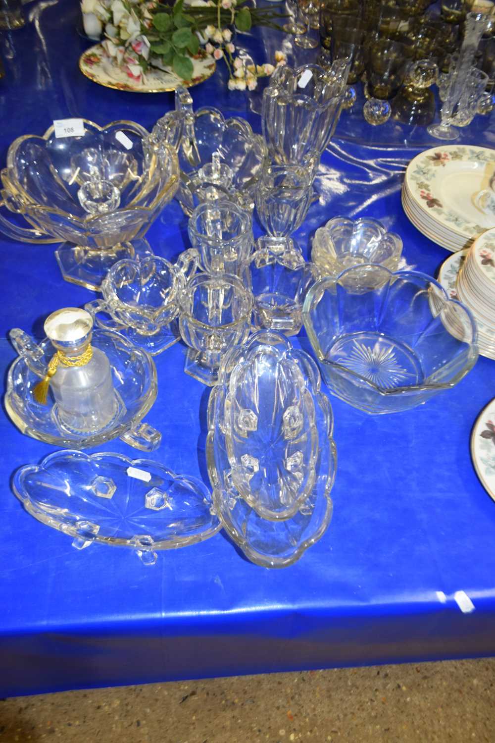 Mixed Lot: Various assorted glass bowls, jugs etc