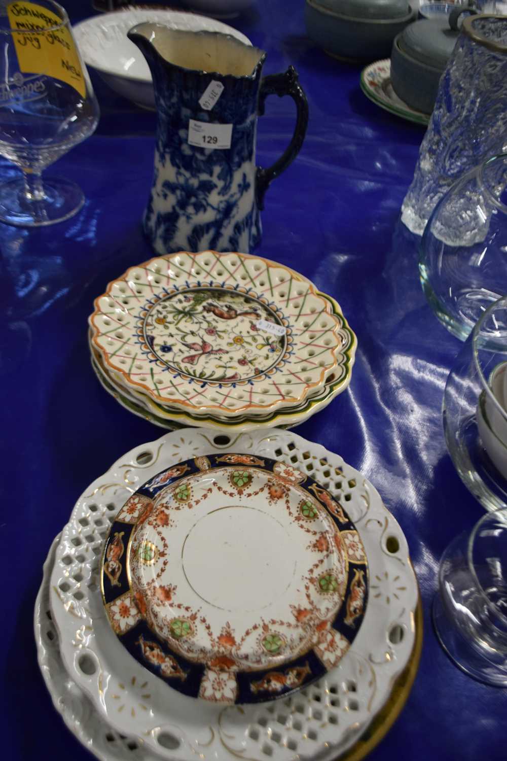 Mixed Lot: Various decorated plates with pierced rims and other items