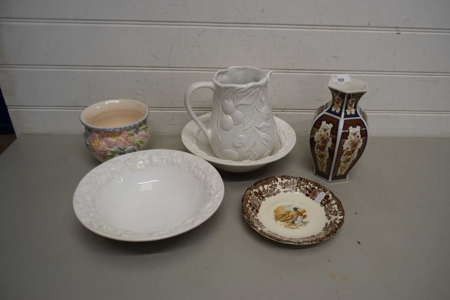 Mixed Lot: Various ceramics to include white jug and bowl, modern Oriental vase etc