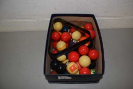 Box miniature pool and snooker balls
