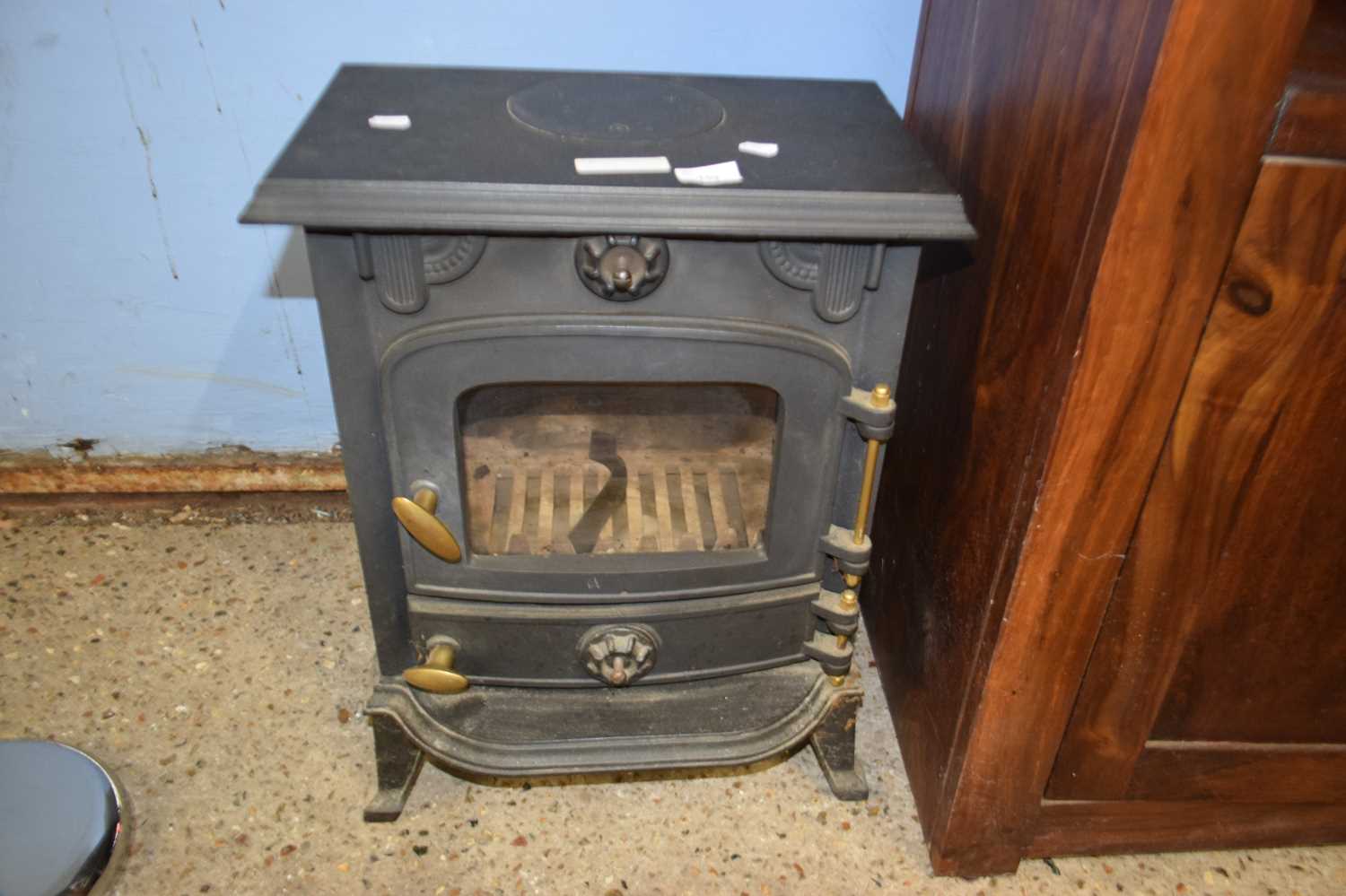 Small cast iron wood burner