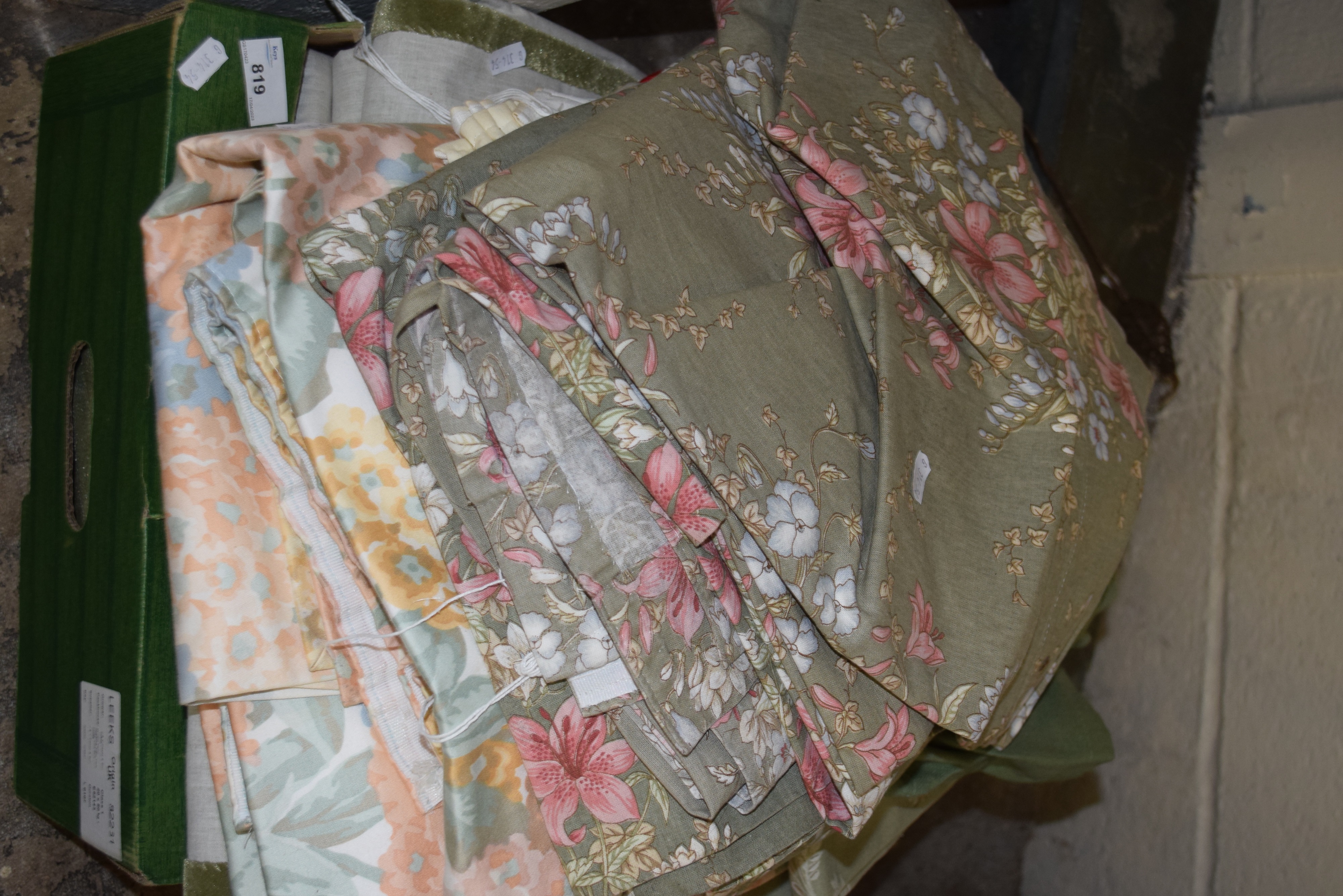 Mixed Lot: Various floral curtains