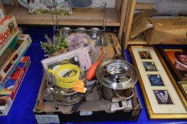 Mixed lot to include a fondue set, other kitchen and glass ware etc