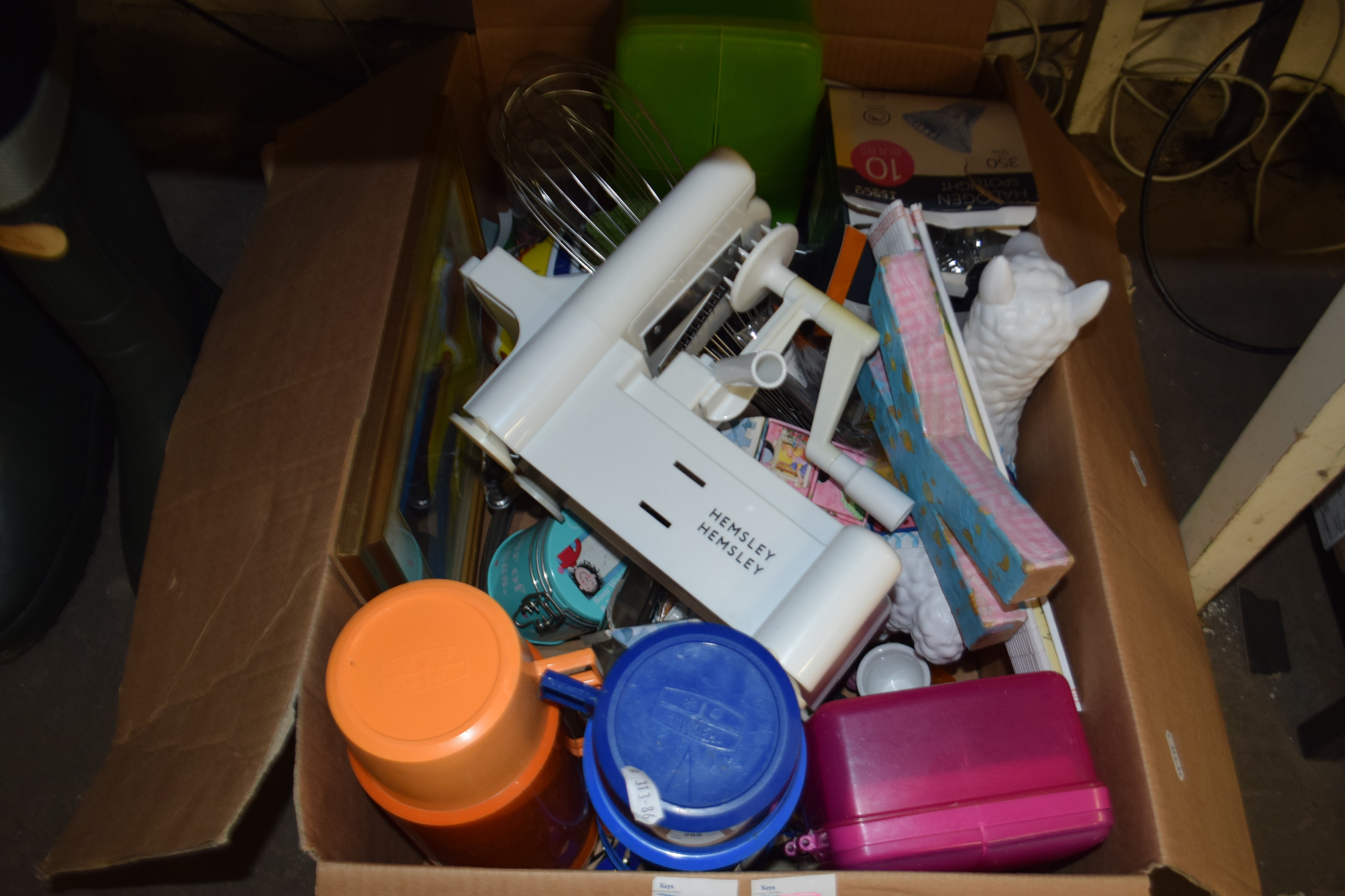 Box of various modern kitchen and home wares