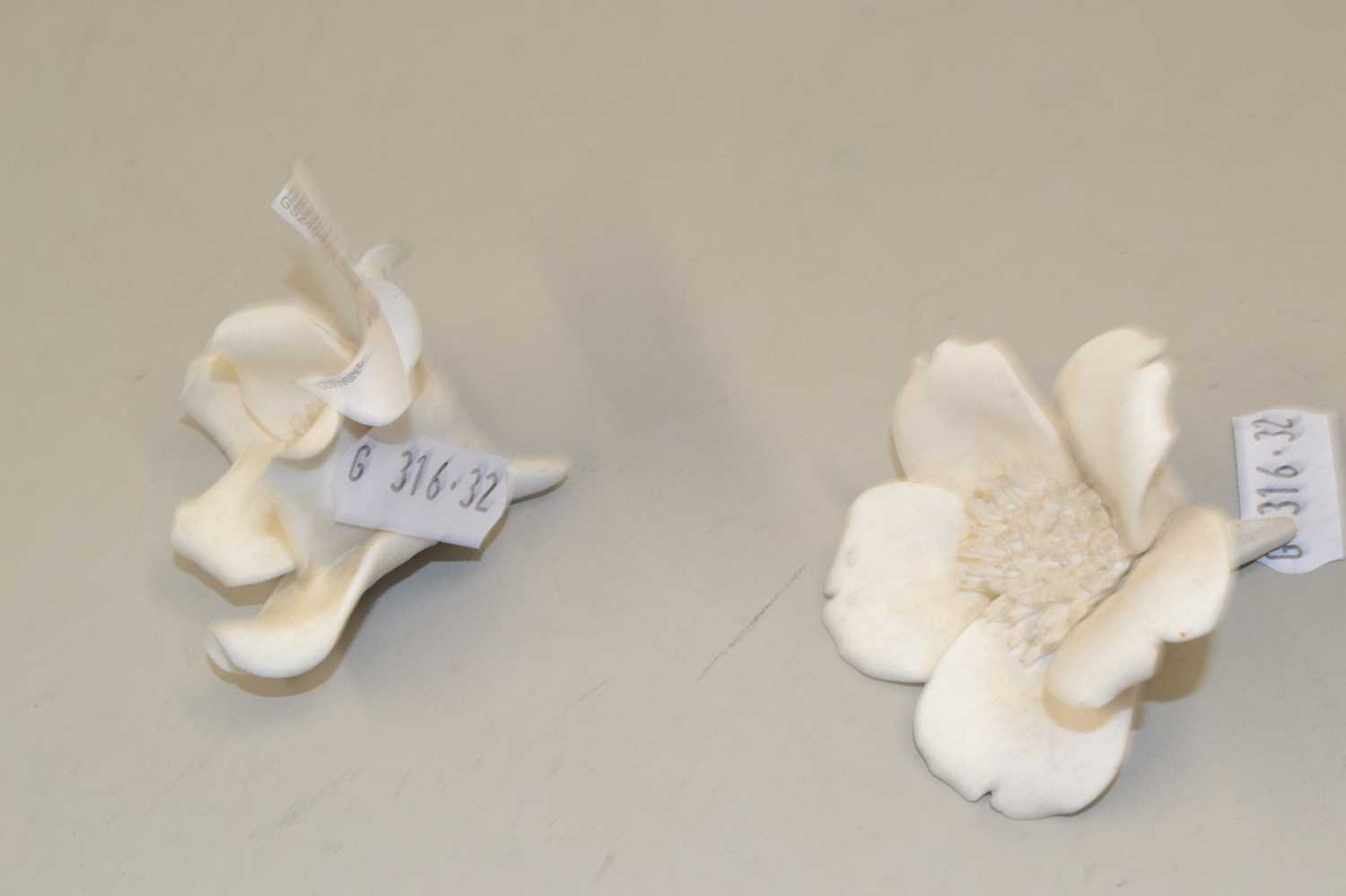 Pair of small white porcelain flowers - Image 2 of 2