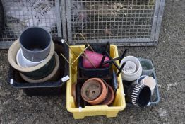 Mixed Lot: Various assorted plant pots and other items