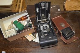 Mixed Lot: Vintage cameras to include Kodak and others
