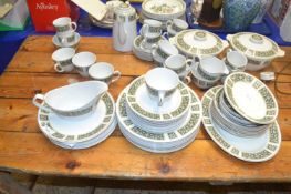 Quantity of Alfred Meakin Berkley pattern tea and dinner wares