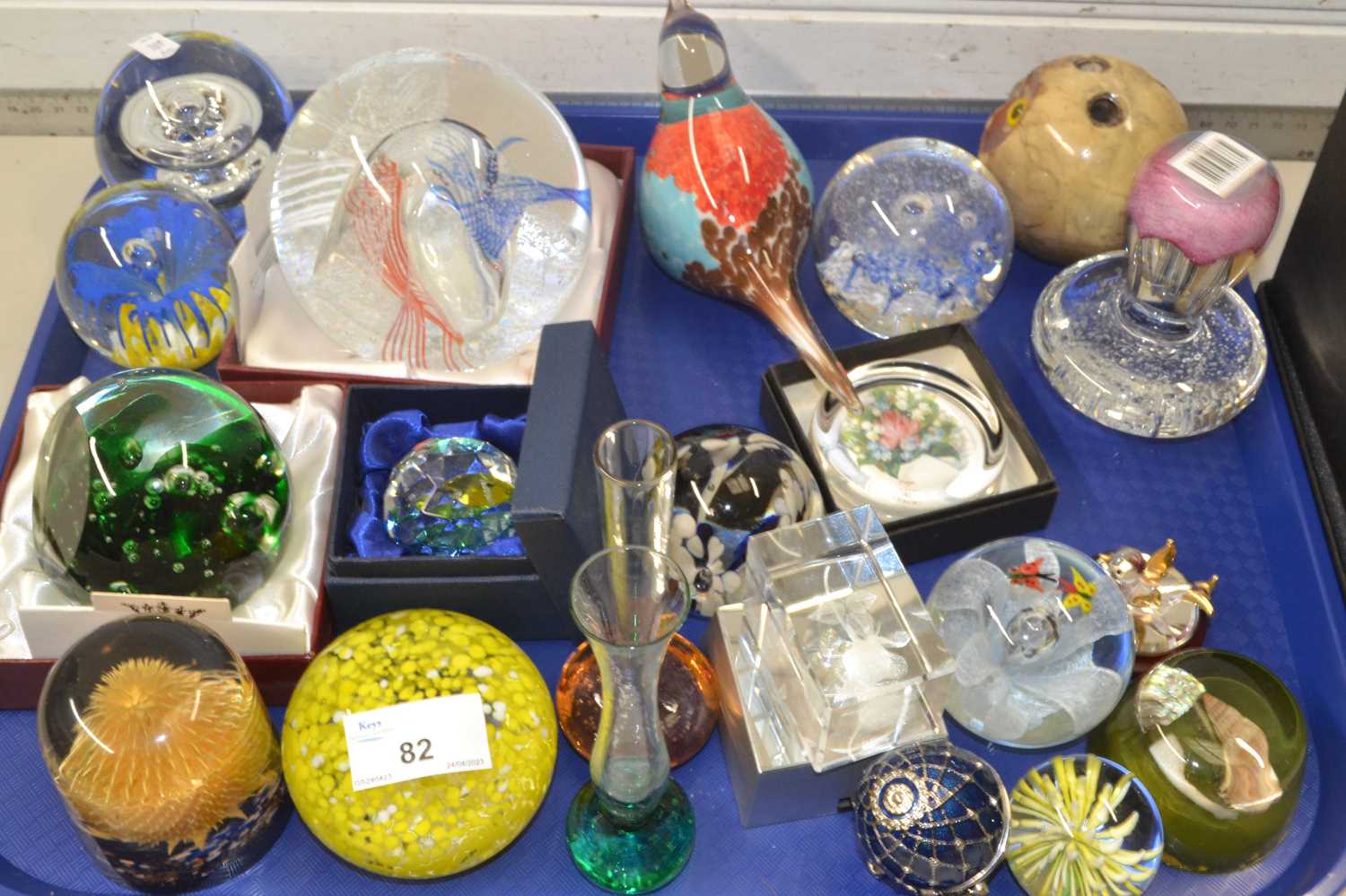 Mixed Lot: Various modern paperweights, glass bird model vases etc - Image 2 of 2