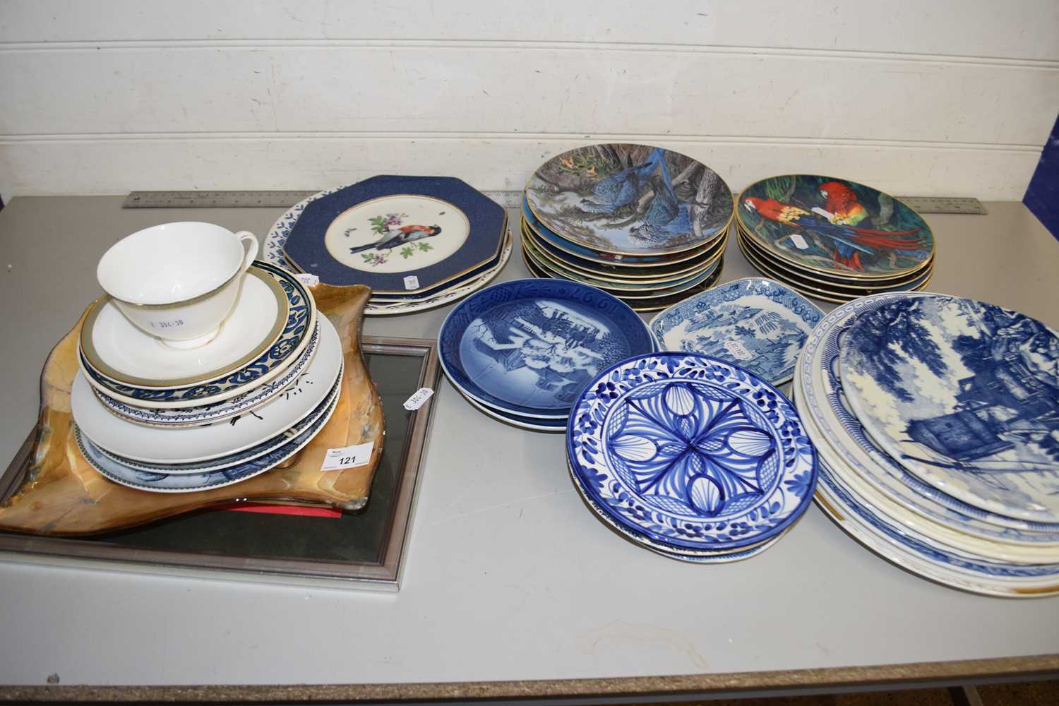 Quantity of mixed ceramics to include collectors plates, Copenhagen plates etc