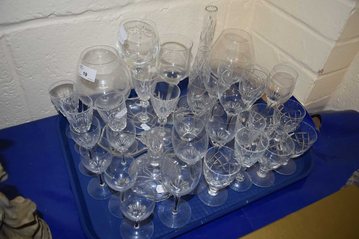 Mixed quantity of drinking glasses