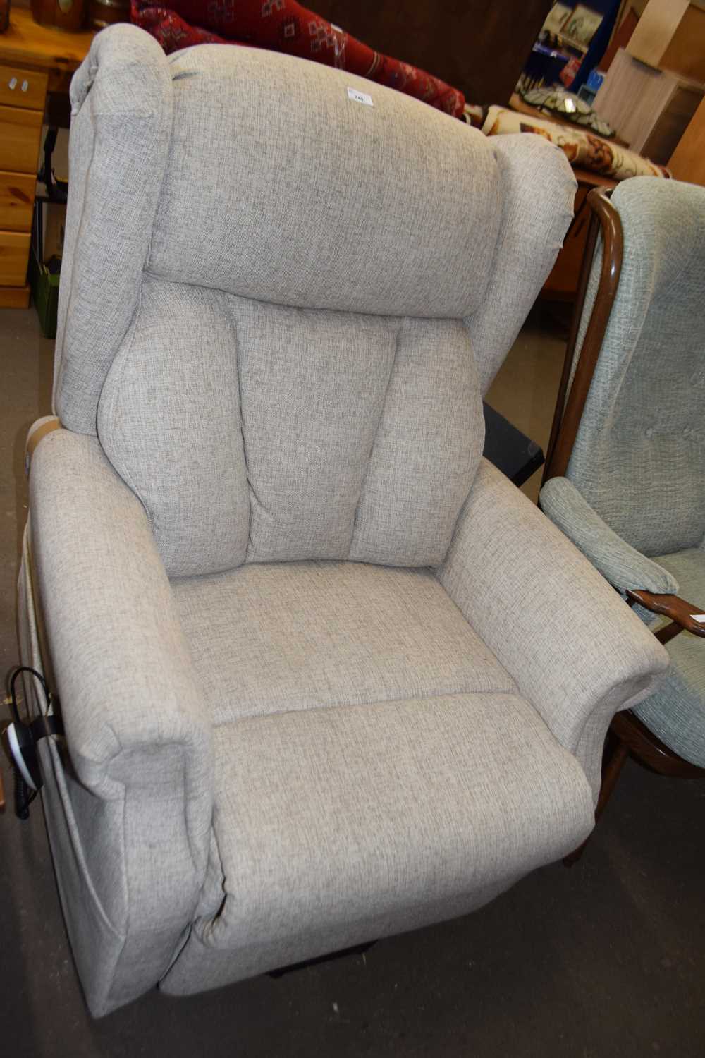 An electric recliner/riser chair